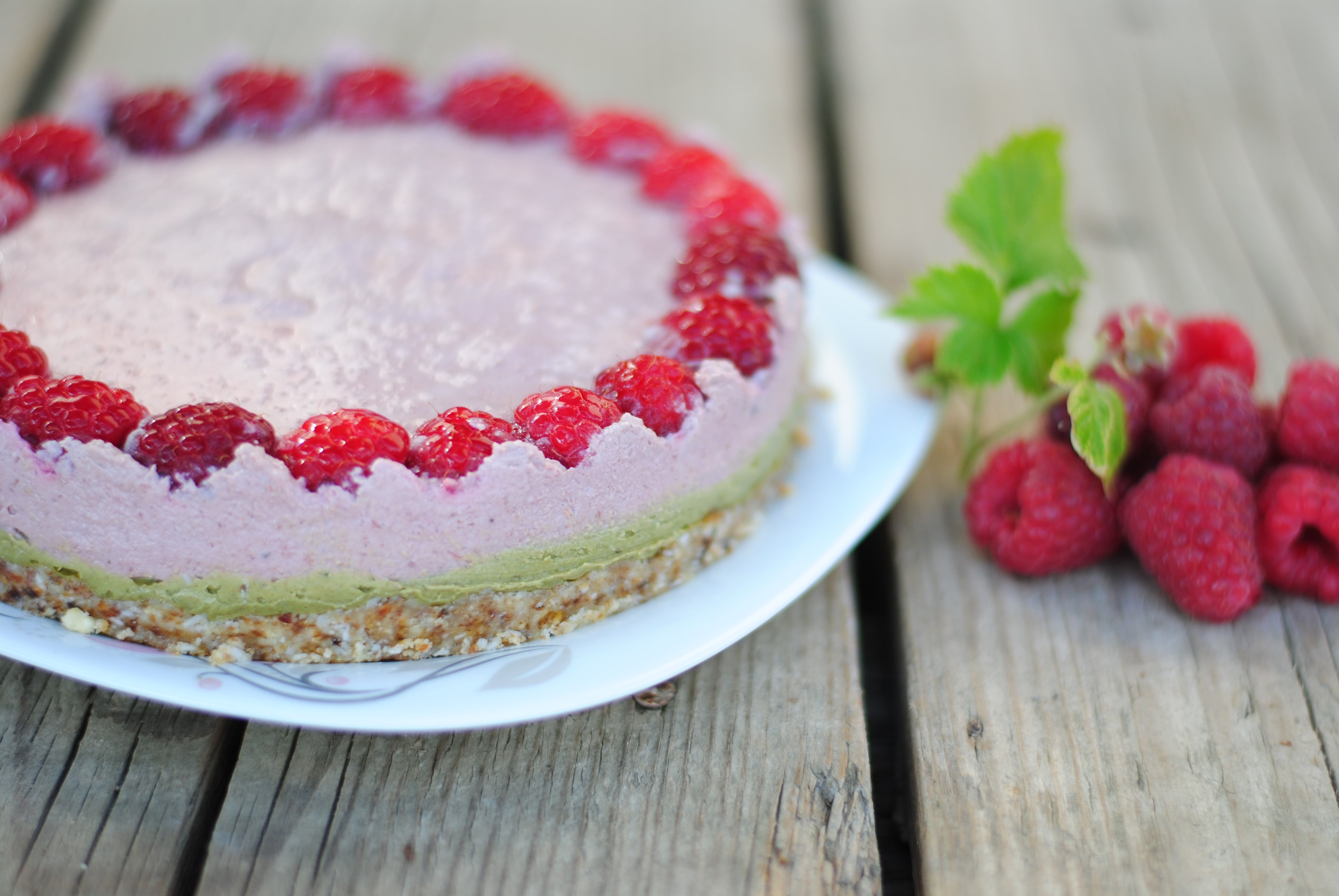 matcha malina raw dort